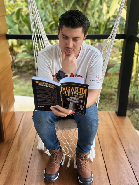 Foto Michel Con Su Libro